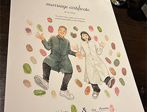 先日結婚式を挙げ、結婚証明書が完成しました！
ほんっとうに素敵で、細かいところまで表現してくださって、何より私たちの「お笑いポーズ」を忠実に描いていて下さって感動しました。
お願いして本当によかったです。
とっても素敵な結婚証明書になりました。
誰かに絵を描いてもらって、こんな幸せな気持ちになった事がなかったので、ぜひ他の人達にも味わって欲しいです。