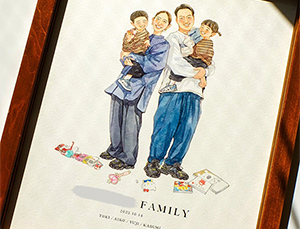 似顔絵が届き家族で拝見しました。
今回はリクエストに答えていただき子供達の好きなものを描いてくださりありがとうございました。
私たち家族にとってとても大事な家族の瞬間で、
その瞬間をフジエさんの絵で残したいなと思っていました。
1年越しではありましたがお願いできて本当によかったです。
心がぎゅっと温まる大事な物が我が家にまた増えました。
また機会がありましたらお願いしたいと思っております。この度はありがとうございました。