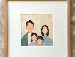 絵、届きました！！！
もう、泣きそうなくらい素敵で
家族みんな幸せな気持ちになりました。
似顔絵、本当に素敵で、リビングに早速飾ってます??

本当にこちらで頼んで良かったと思います。
まあこさんからの直筆メッセージもとても嬉しく
また、子供達が大きくなったら
バージョンアップした松川家の絵をまあこさんに
描いていただきたいと思ってます!!