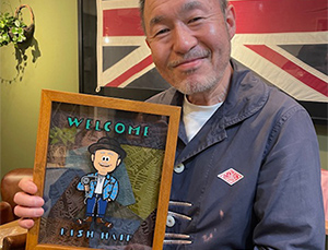 World1ぐりこ様、田村様

お世話になっております。

先日、開店お祝いの似顔絵に、
自分の革作りのハギレを足して完成した似顔絵を家族3人で美容室に持って行ったら、
『今まで貰ったプレゼントで一番感激した！最高(^^）すぐお店に飾る』って言ってくれました☆

イラスト依頼は、私、
革ハギレの配置は、娘
お金は、旦那さん
家のみんなの日頃の感謝の気持ちです♡

あんな嬉しそうなマネージャーの顔見たのみんなで初めてで、私達も感激でした。
ありがとうございました。