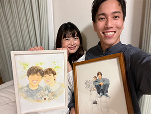 ※記念日の似顔絵としてお二人それぞれが内緒のサプライズプレゼントとして
フジエシュンスケ／はちにご依頼を下さっていました。

【作家フジエシュンスケへのお言葉】

似顔絵、渡しました！
なんとなんと！！まさかの彼女側ははちさんの方をサプライズで用意してたみたいで
お互いに好きな花束も絵に添えてなど奇跡の被りをみせて
2人で腹を抱えて笑いました

そんなにもかぶることがあるのかと驚きと同時に素敵な絵が2枚も届きました
一生忘れない思い出になりました

この度はご丁寧に対応ありがとうございました！

【作家はちへのお言葉】
すてきな似顔絵ありがとうございました
今日が記念日だったので、やっと彼に渡すことができました！
そしたらまさかまさか、
彼もworld1さんで似顔絵を頼んでいて、
お互い同じサプライズをしていました笑
本当に素敵な思い出になりました
はちさん、ありがとうございます