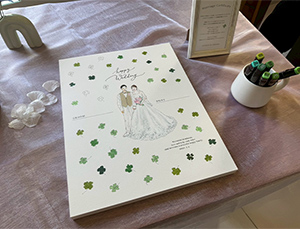先日無事に結婚式を挙げることができました☆

るつさんが描いてくださった似顔絵は
ゲストの方からも好評で「似てるね」「かわいい♡」
とたくさん言ってもらえました☆
今回はクローバーがモチーフだったので緑系のペンを置いて
ゲストの方には色塗りをしてもらいました◎

とっても素敵な結婚証明書ができあがり
胸がいっぱいです…！

るつさんの絵を初めて見た時からいつか絶対似顔絵を描いてもらいたい！！
と願っていたので、今回叶って本当に嬉しいです

ずっと大切にします♡
本当にありがとうございました♡