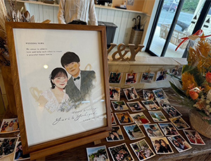 ebisu様の似顔絵を一目見た時から、幸せと温かさを感じ、私たちのアットホームな結婚式にピッタリなウェルカムボードだと思いました。
注文をお願いしてからはどうすれば満足行く似顔絵になるのか、私たちの希望を丁寧に聞いて下さり、ワクワクして作品を待っていました。
実際、初めて似顔絵を見た時は、私たちのことを想って大切に大切に時間をかけて描いていただいたことが嬉しく、結婚式を迎える前から幸せな気持ちでいっぱいでした。
式当日も多くの方がウェルカムボードを褒めてくださり、ebisu様にお願いして本当によかったです。
今は自宅に飾っていますが、主人と似顔絵を見返すたびにあの日の幸せな思い出が蘇ってくる、そんな宝物になりました。