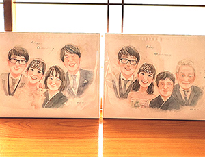 とても温かみのある優しさの溢れた似顔絵に感動いたしました。
皆素敵な笑顔で、ずっと見てられます。
母も素敵に描いていただいて有難うございました。
母がいたらきっとこのような笑顔で祝ってくれたのだろうと思うと、感極まります。
色々な母との思い出もよみがえってきました。
絵の中で家族皆で肩を並べる夢が叶ったことがほんとうに嬉しいです。
うさぎのぬいぐるみも可愛く描いてくださり有難うございます。
私にとっても一番の宝物でしたので、快く引き受けていただいて大変嬉しく思います。
似顔絵は挙式で渡させてもらいますので、今から新郎新婦共々渡すのを楽しみにしております。
改めて、この度は本当に有難うございました。