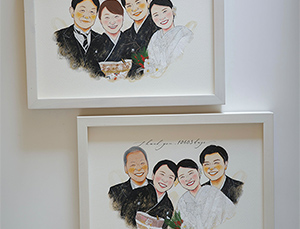 先日は素敵な似顔絵をありがとうございました。

まず似顔絵がそっくりでびっくりしました！
私の希望だった父が一緒に式に参加している雰囲気が感じられて、とてもうれしいです。
私の母も、「じっくり似顔絵を見てるけど、そっくりで笑顔がとても素敵で、いいね！」と言ってくれています。

夫のご両親もとても気にいってくれているようです。
夫の姉は私たちも書いてほしかった?と言っているようで、そのくらい魅力的な絵だねと話しています。

最初は通常納期以内のご依頼だったにも関わらず、ご調整いただき、こんなに素敵な似顔絵を描いていただけたこと、本当に感謝しております。
WORLD1さんにご依頼して本当によかったです。
私たちの思いをくみ取り、柔軟にご対応いただき、ありがとうございました。

またメールでのやり取りもいつも温かいお言葉を頂戴し、心の支えとなっておりました。
短い間ではありましたが、心のこもったやり取りをさせていただき、ありがとうございました。

もしまたの機会があれば、その時はよろしくお願いいたします。

これからも多くの人の幸せを量産し続けていってください。
WORLD1様の益々のご発展とご活躍をお祈り申し上げます。