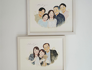 先日無事に似顔絵が届きました。
非常に可愛らしくまた暖かい雰囲氣を感じられ、まさに望んでいたものであり、
妻も(もちろん私も)大変喜んでおりました。
家族も気にいると確信しております。
本当にありがとうございます。