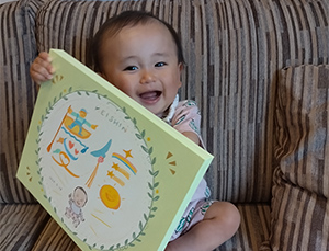 ancoさんのあたたかいイラストのファンで子供を授かった時のストーリーボード、
1歳の記念にお名前アートを描いて頂きました。
想いを込めてくれた作品が素敵過ぎて、届いて開けた時は思わず拍手と涙。
我が家のリビングに飾り、彩りと幸せをもらっています。
我が子にどれくらいの愛情を伝えたり注いであげられるか分からないですが、
この愛の詰まったイラスト達は、子供が大きくなって見た時にきっと幸せな気持ちをあげられるだろう…と
未来に想いをはせています。

またお願いしたいので、これからもずっと描き続けて下さいね！！