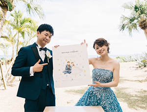 お世話になっております、Iです。
お礼をお伝えさせてもらうのが大変遅くなって申し訳ありません。
お家に届いた際に入っていた、手書きのメッセージもすごく嬉しかったです。
ありがとうございました。

改めて、先月の4月21日に無事沖縄の方で結婚式を挙げることができました。
天気の方も危ぶまれましたが、挙式当日は晴天で最高のロケーションで行なうことができました。

フジエシュンスケさんに描いていただいた、結婚証明証が本当に素敵で参列した家族やカメラマンさん、
挙式スタッフさんみんなから「2人の特徴よく捉えているし、素敵なイラストやね」と、たくさんのお褒めの言葉を
頂きました。

「この2人がこの結婚式の核になってるね」とカメラマンさんが言って下さっていて
エンディングムービーなどにもたくさん残してくれていました。
感動のあまり涙が出てきました。

挙式後は額に入れてお部屋のリビングに飾らせてもらっています。一生の宝物となりました。

ぜひ、フジエシュンスケさんのイラストの素敵さと見る人の心を動かしてくれる魅力を
たくさんの人に知って頂きたいと思うので、私たちの写真でよければInstagramに掲載して
もらえたらと思います。

また、これから先家族が増えたり、記念日などでも利用させてもらえたらと思います。
この度は本当にありがとうございました。
お仕事も大変かと思いますが、ご自愛くださいね。