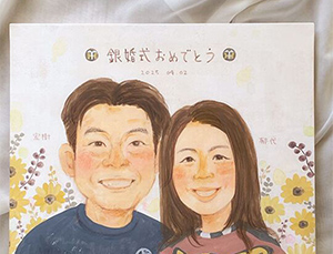 似顔絵、無事に受け取りました。
とても素敵な絵で幸せな気持ちになりました。
プレゼントできる日が楽しみで待ち遠しいです。
作家のまぁこさんとは友達なので先にお礼を伝えさせていただきました。
担当していただいた〇〇様にも感謝の気持ちをお伝えしたくメールでですがお礼させてください。
ご丁寧な返信と心遣いをありがとうございました。

今後もよろしくお願いします。