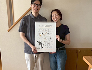 絵が予定通り届きました！
姉夫婦にサプライズで渡したところ、とっっっっても喜んでくれて
結婚式にも絶対置く！と言ってくれました！
隠れお文具さんとかもかわいぃぃぃってずっと言ってました
何度も要望を言ってしまって、、、とっても素敵に描いてくださり本当にありがとうございました！