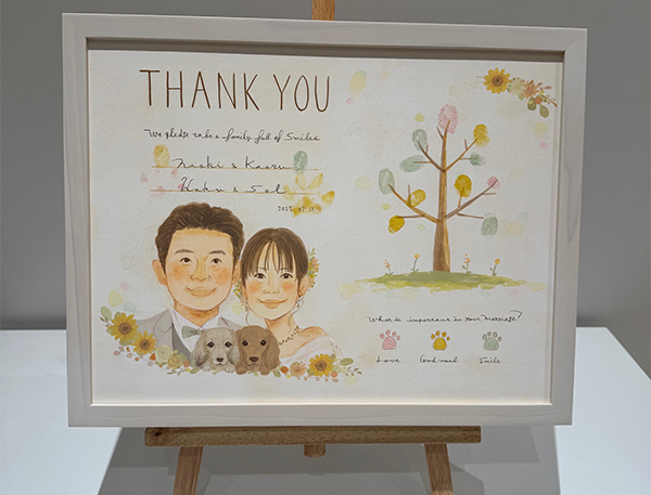 先日、まあこさんに描いて頂きましたウェディングツリーがとても素敵に出来上がりました！
ワンちゃん達も本当に素敵に描いて頂き、2匹もツリーのスタンプに参加出来ました！
まあこさんの温かさがとても伝わってきて、大切に飾りたいと思います。
本当にありがとうございました！