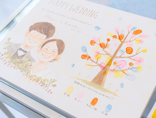 先日、結婚式にてまあこさんの描いたウェディングツリーが完成しました。
みなさんとても喜んでくださり、似顔絵とても似ているという声もいただきました。
招待した方全員で結婚証明書が完成しとてもいいものになりました。
WORLD 1様にご依頼しとても満足しています。
ありがとうございました。