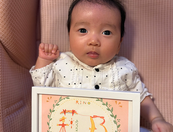 プレゼントした両親は上の子の似顔絵と並べて飾っているようです。
素敵な似顔絵を描いていただきありがとうございました！
描いてくださったancoさんにもお伝えいただけると幸いです。

またいつか、猫も含めて家族全員の似顔絵を描いていただけたらいいなぁと夫と話しております。