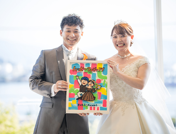 こんにちは、無事、結婚式を挙げることができました。
ぐりこさんの素敵なイラストで結婚式がさらにポップになりました。
結婚証明書、大好評でみんなに「どこで頼んだん？」って、聞かれました！
挙式のときに、完成したキャンバスを重ねたら、歓声が上がりました！とっても嬉しかったです！！
ぐりこさんが、素敵に私たちを描いていただき、みんなが完成させてくれた証明書をずっと大事にします！
ありがとうございました！！
