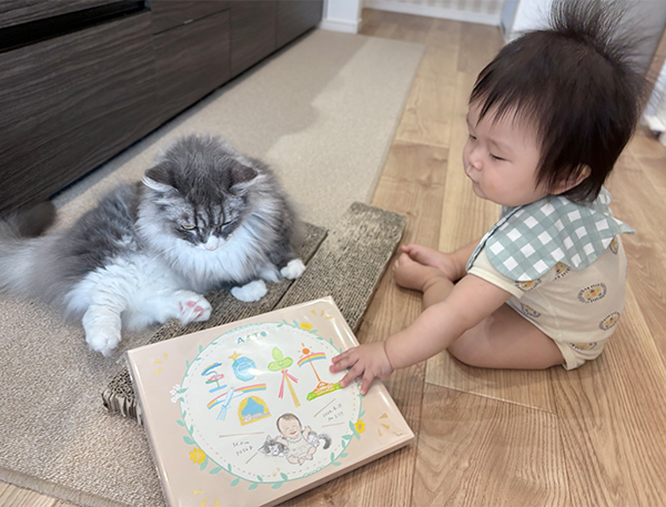 我が子が生まれたら、ancoさんのお名前アートをお願いしたいと思っておりました。

実際に届いた作品は想像以上にかわいくて、見るたびに心がほっこり幸せな気持ちになっています。


我が家の愛猫も仲間入りして、最高の作品になりました！