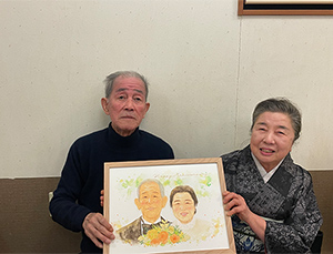 先日　無事に似顔絵届きました
とってもよく似ていて
2人ともいい笑顔で
涙が出るほど嬉しかったです。
ありがとうございました。
両親には来月のお祝い会にてプレゼントする予定で
今から楽しみです。