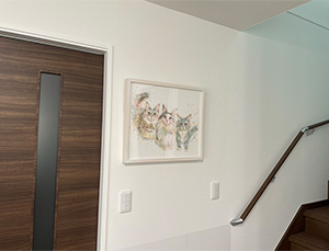 旦那さんと一緒に楽しみに開封しました。
3匹とも、想像以上に可愛く優しいタッチで描かれており本当に感動しました。
早速リビングに飾りました！
素敵な絵に仕上げて頂きありがとうございました。