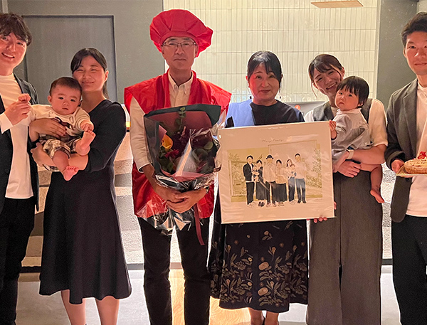 先日は、夫の還暦祝いの際、似顔絵を描いて下さりありがとうございました。
人生の大きな節目となる日に、素敵なプレゼントを贈る事ができ、家族皆喜んでおります。
夫もとても感激していました。
作家nokamiさんには、私の希望に心良く応じて頂き、細部にまでこだわって描いて頂きました事、
ありがとうございました。
家族皆優しく微笑んでいて、心が温かくなりとても幸せを感じます。
また直筆のお手紙を頂いた事、作家さんとの繋がりを感じる事ができ嬉しかったです。
また機会がありましたら、nokamiさんにぜひお願いしたいと思っております。
心を込めて描いて下さりありがとうございました。