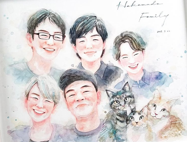 今日は待ちに待った主人に似顔絵をプレゼントする日でした♪

食事に出かけて、帰宅後にテーブルの上に置いておくサプライズ♪
予想通り「何々?」と主人♪
「還暦おめでとう???」とみんなで！

主人が似顔絵を出して
全員でわぁ???と歓声が上がりました！
似てる??綺麗?素敵?上手??すごい??と
本当に見るだけで明るくなる、元気になる素敵な似顔絵を
本当にありがとうございました。

でも本当にお上手ですね！！
主人もすごくすごく喜んでくれました♪
自分たちがいなくなっても子供の誰かが大切に飾ってくれて
思い出してくれるから、写真よりもいいね♪と

還暦祝いに似顔絵を送ろう?と思って
娘がharu様の絵に決めて本当に良かったです!

お手紙や配達員の皆様へのやさしいメッセージ♪
さらには似顔絵の裏のメッセージ♪
本当にharu様のやさしい人柄に触れて、
その細やかな愛にとても感動いたしました。

最後に?
haru様と大西様との出会いに感謝いたします。
家に飾り、つらい時でも日々似顔絵のような笑顔で過ごしてゆきます♪
家族全員からの感謝の込めて?
ありがとうございました。