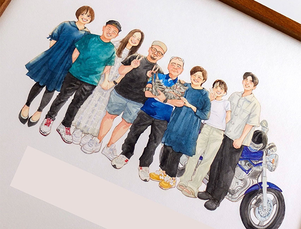 この度は家族の似顔絵を描いて頂きありがとうございました。
本日、到着して似顔絵を確認致しました。

亡き父を中心に家族を描いて頂き、
叶えられなかった家族全員集まった写真の代わりに
素敵な家宝が手元に届き感動しております。

母、妹は泣いて喜んでいるとの事でした。
ありがとうございました。