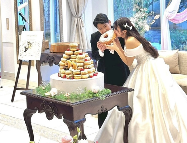 先日、無事に結婚式を挙げることができました。

ふじえさんに描いていただいた結婚証明書はゲストにも大好評で、
「どこで描いてもらったの？」ってたくさん聞かれました。

ゲストにもサインをしてもらえて、私たちにとって最高の宝物になりました。
本当にお忙しい中、描いていただきありがとうございます！
次、もし家族が増えましたらお願いいたします。