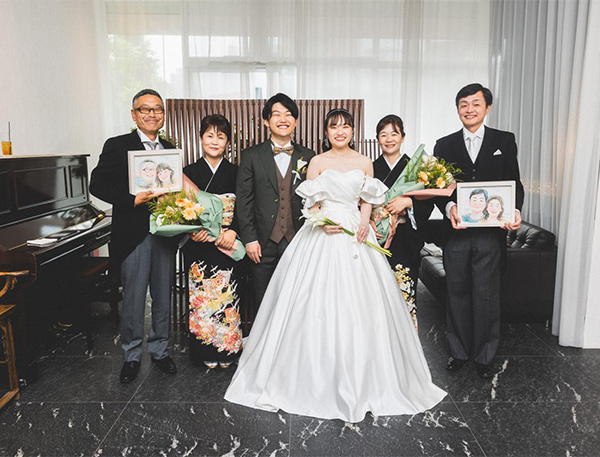 この度は、似顔絵を作成いただきましてありがとうございました！
昨日届きまして、とても素敵な絵に、笑顔が溢れました。
とても素敵な似顔絵を作成していただいて、
式当日に両親にプレゼントするのが今から楽しみです！
ありがとうございました！

?挙式後に?
両家ともとても喜んでおりまして、友人ゲストからも素敵！と好評でした！
本当に素敵な似顔絵をありがとうございます