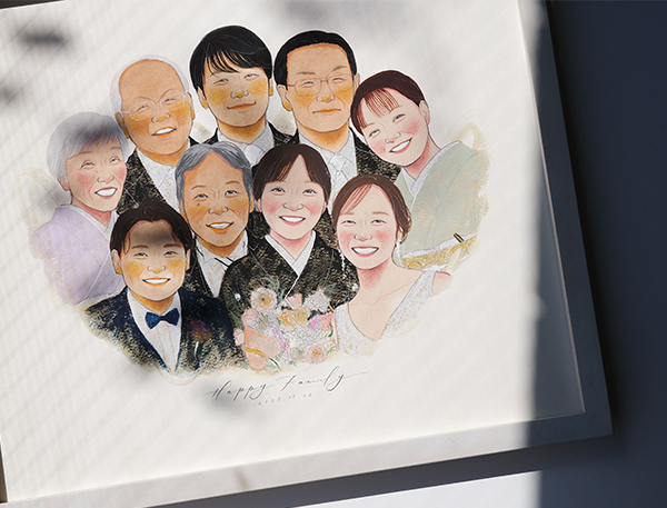 届いたときからワクワクが止まりませんでしたが、箱を開けて絵を見た瞬間、
家族みんなの素敵な笑顔が鮮明に描き出された絵に、心から感動をいたしました。
贈呈品として渡す両親はもちろん、結婚式には参列できない祖父母も大変喜ぶことと思います。

作家のebisuさんからの直筆のお手紙も、今回のご依頼に真摯に向き合っていただき、
想いを載せて絵を描いてくださったのだと、感謝の気持ちが止まりません。
素敵な出会いと皆様のご尽力に、心より感謝申し上げます。

皆様のおかげで、一生忘れることのない、素敵な結婚式になりそうです。
改めて、本当にありがとうございました。
またご縁がございましたら、どうぞよろしくお願いいたします。