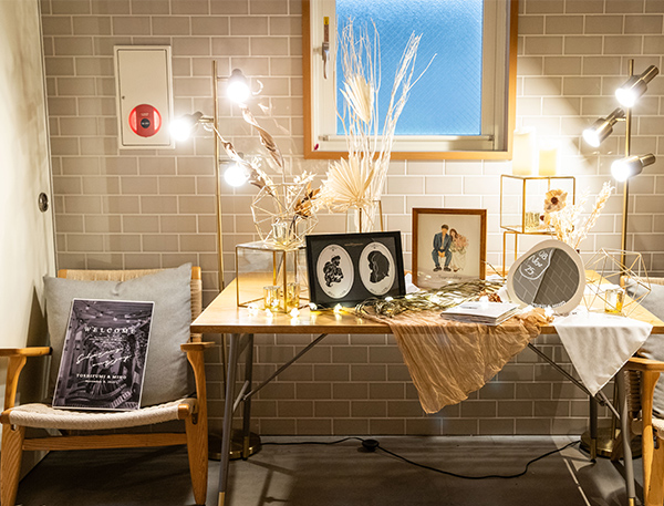 以前フジエ様に似顔絵を作成していただきました。

無事に結婚式が終わり、写真データが届きましたのでお送りさせていただきます。
作品が届いてすぐに御礼をお伝えすべきところをご連絡が遅くなり申し訳ありません。
こちらにお送りしてよいのかわからないのですが、ぜひ感想と御礼を伝えさせてください。

箱を開けて実物を見た時に、
素敵すぎる絵に、夫と思わず｢すごーーい！｣と声に出していてハモリました。

言葉で言い表すのが難しい感情なのですが、インスタグラムなどでたくさんの作品を
目にしていたので、そんな素敵な作品の1つとして私達を描いていただけて、
絵の中に私達が本当に存在していて、とても感動しました。

結婚式でウェルカムスペースに飾るのが楽しみで、
当日ゲストの方が1番に目にするところに飾ることが出来て、皆に見て貰えて
とても嬉しかったです。

カメラマンさんからも温かみのある絵がとってもいいですね?！と何度も褒めて
いただきました。

私達の思い出に残る作品を描いて下さり、本当に感謝の気持ちでいっぱいです。
これからはお家に飾らせていただきます。
この度は本当にありがとうございました。