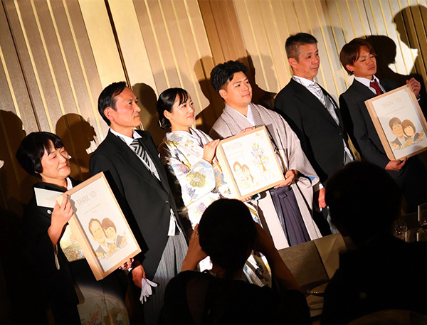 ご列席の皆様にはウェディングツリーを楽しんでいただき、
両家の両親には似顔絵の感謝状を非常に喜んでいただけました！

参列者様も似顔絵の贈呈品を見ることが初めての方が非常に多く、
どのように似顔絵を依頼したのか。どなたが書いたのか。っと、とても良いリアクションを頂けました。

本当にありがとうございます！
非常に素敵な一日を最後に飾ってくれるものとなりました。