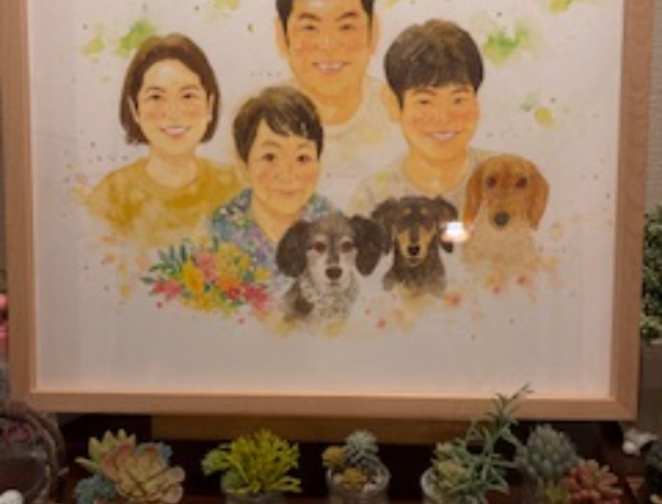 4人の中で、義母が一番似ていたね。と息子が言ってました．
明るく柔らかい雰囲気に仕上がっており、良かったです。
ありがとうございました♪
暖かい雰囲気が出ていて嬉しいです。
義母も喜んでいました。
『この家に住んでいるみんなが優しいのが伝わる絵だね。』と言ってました。