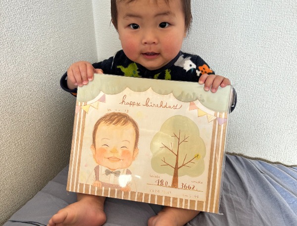 先日無事めいめいの成長ツリー届きました！
開けた瞬間子供達も「めいめいだ！」「そっくりー」とみんなで喜びました！
今回も素敵な作品をありがとうございました！