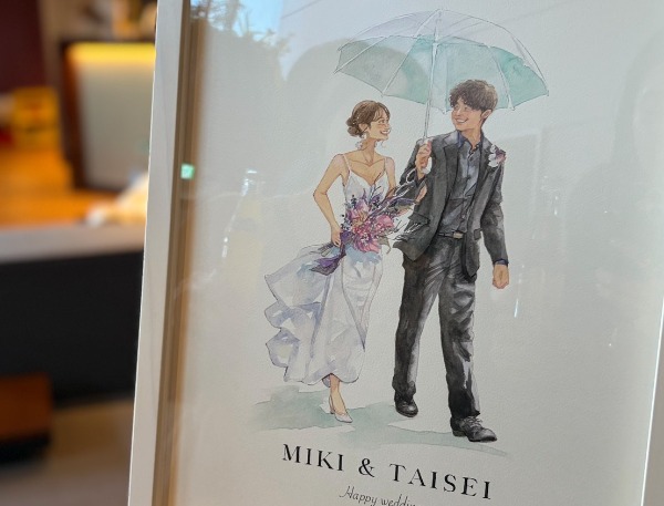 4月11日に無事結婚式を終えることが出来ました
結婚する娘に何かサプライズしたいなと思っていた時に
InstagramでWORLD1のフジエ先生の似顔絵を見て心惹かれ
家族に相談したら賛成してくれお願いする事になりました
似顔絵が来るまでワクワクでした
似顔絵が来て箱を空けた瞬間
娘夫婦が素敵に描かれてあって感動しました
二人の幸せさが伝わってきました
式当日サプライズ大成功でした
二人とも凄く喜んでくれました
ウェルカムボードとして式で飾らせてもらい参列者の方々にも高評価でした
本当に素敵な似顔絵ありがとうございました
