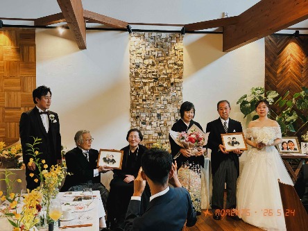 「飾った絵を見ながら思い出話しに花を咲かせていきたいと思います」 ebisu
