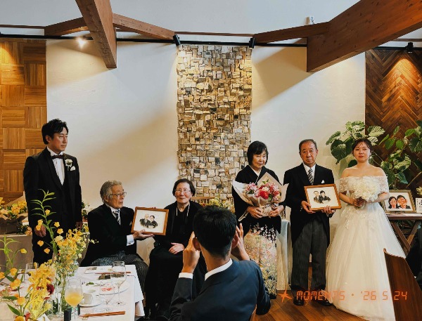 本日、無事に商品を受け取りました。
とても素敵な似顔絵をありがとうございました。
結婚式当日に両親へプレゼントするのが楽しみです。

先日、無事に結婚式を挙げることが出来ました。
ebisuさんに描いて頂いた似顔絵を、無事両親へ渡すことができ、とても喜んでもらえました。
おかげさまで、結婚式に彩りを添えることが出来ました！
これからは、飾った絵を見ながら思い出話しに花を咲かせていきたいと思います。
本当にありがとうございました！