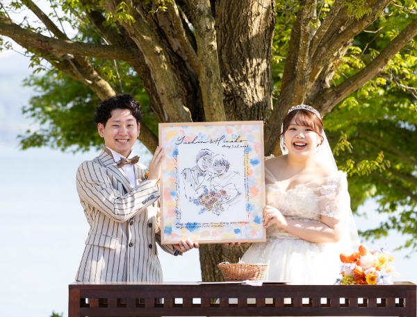 先日5/5に無事結婚式を終えました！

似顔絵が自宅に届き、箱を開けた瞬間、感動と嬉しさで胸がいっぱいになりました！

私たちが選んだ衣装やブーケとも本当にそっくりで、想像以上に素敵な作品でした★

当日はゲストの方々にスポンジでPONPONしていただき、世界にひとつだけの結婚証明書が完成しました◎

夫婦で「おじいちゃんおばあちゃんになっても大切に飾ろうね」と話しているくらい、一生の宝物です…