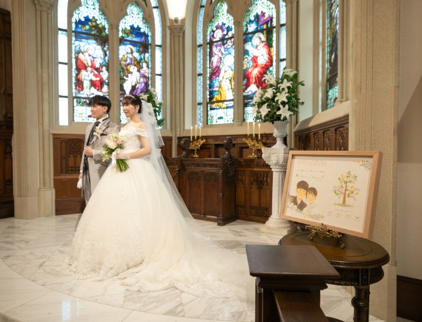 遅くなりましたが、5月に無事結婚式を行うことができました。
結婚証明書も色とりどりにしていただき、家に飾っております。
結婚証明書を眺める度に結婚式を思い出すことができます。
このような素敵な作品に仕上げていただき、
ギリギリのお願いにも関わらず早急に対応してくださったことで思い出に残る結婚式となりました。
本当にありがとうございました！