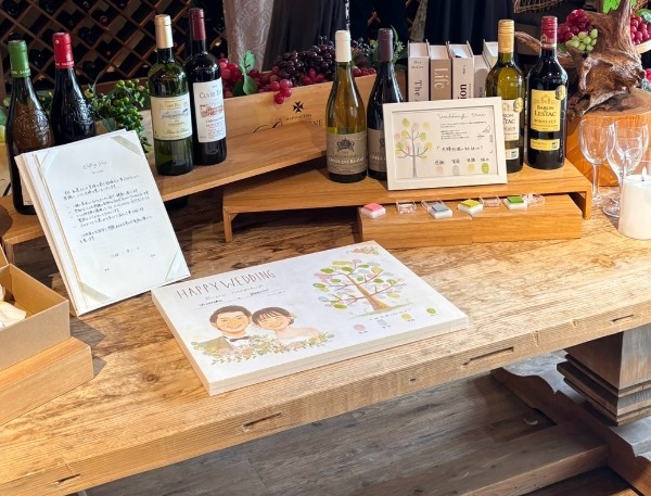 昨日、結婚式にてゲストの皆さんと一緒に
ウェディングツリーを完成させました。

似顔絵を見た時からとてもあたたかい気持ちだったのですが、
そこにゲストとつくったツリーが増えると
さらに私達にとってかけがえのない宝物になりました。

お願いをして本当によかったです。

この度は本当にありがとうございました。