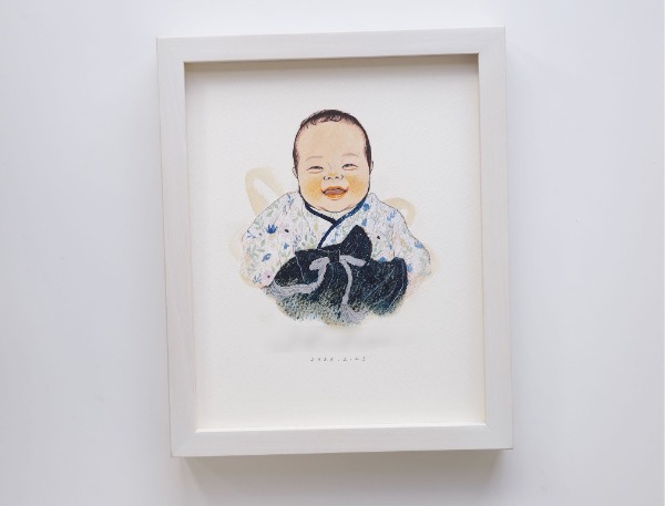 作品では我が子の表情をうまく捉えられているだけではなく、
我が子の名前に込めた想いも反映していただいた温かみのある似顔絵となっており、
夫婦そろってとても喜んでおります。
また、似顔絵に添付されていたebisuさんのお心のこもったお手紙にも大いに感動いたしました。

ebisuさんには我々夫婦の結婚式のウェルカムボードと今回の似顔絵の両方を作成していただきました。
家族全員がebisuさんの温かく心がほんわかするような作風に包まれて一体となっていて、
本当に発注してよかったと実感しているところです。