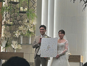 田村様、るつ様

お世話になっております。
先日無事に結婚式を挙げることができました！

結婚証明書はみんなと一緒に作り上げることができ、より素敵なものとなりました。
この度は本当にありがとうございました！
